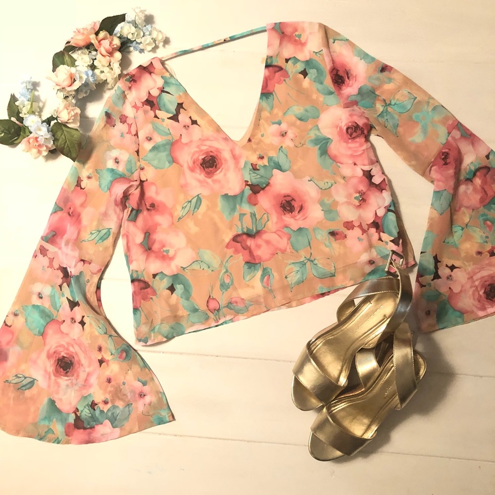 🌸 crop floral top with bell sleeves